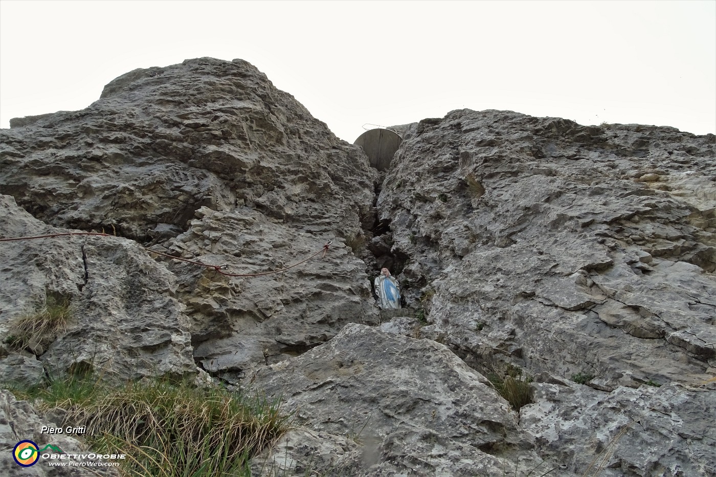 25 La Madonnina collocata tra le rocce con sopra, in alto, la croce, poco visibile.JPG